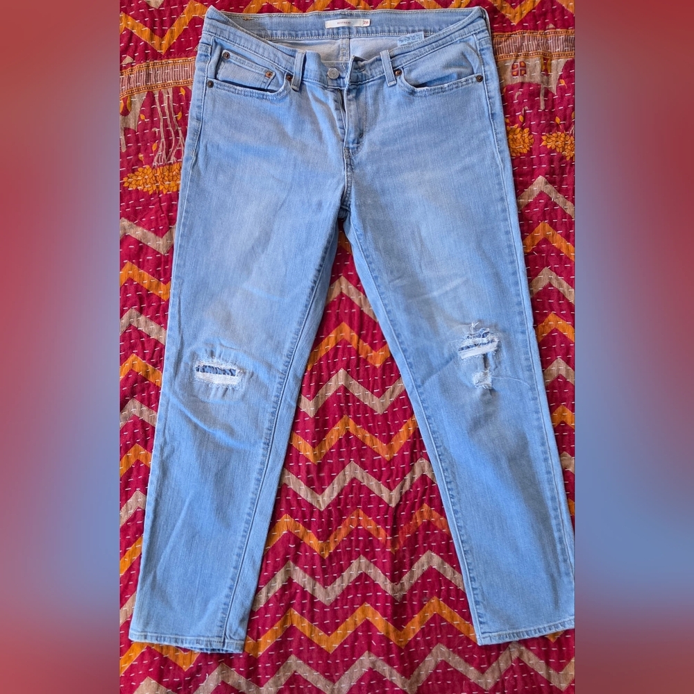 Women's Levi's 711 Ankle Skinny jeans. light blue wash with Distressed Knees